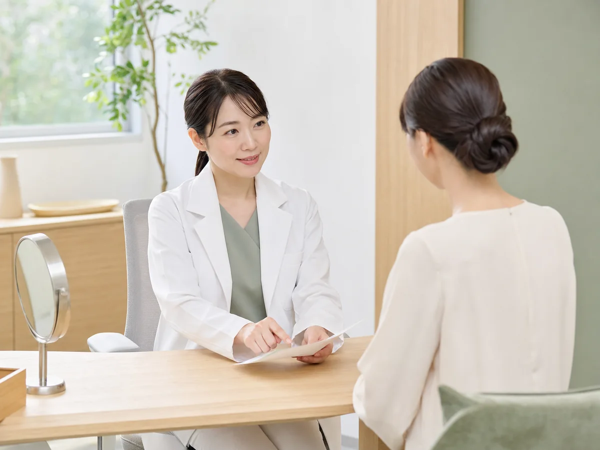 診察後の不安について医師へ相談する患者