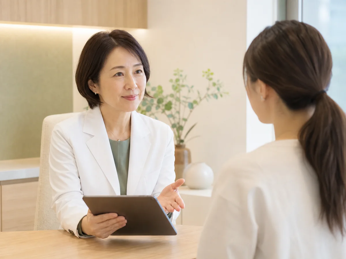患者の話を丁寧に聞く院長 七海涼子