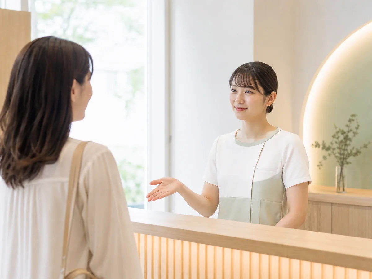 初診の患者を迎える受付スタッフ
