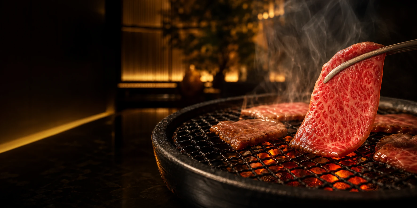 炭火グリルで霜降り和牛が焼かれている様子